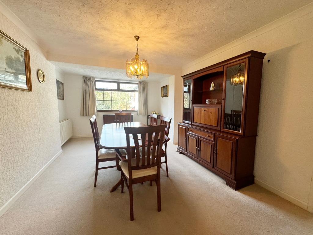 Lot: 130 - DETACHED BUNGALOW WITH GARDENS AND PARKING REQUIRING IMPROVEMENT - Dining room